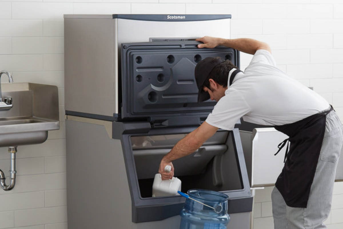 Commercial ice maker machine producing ice